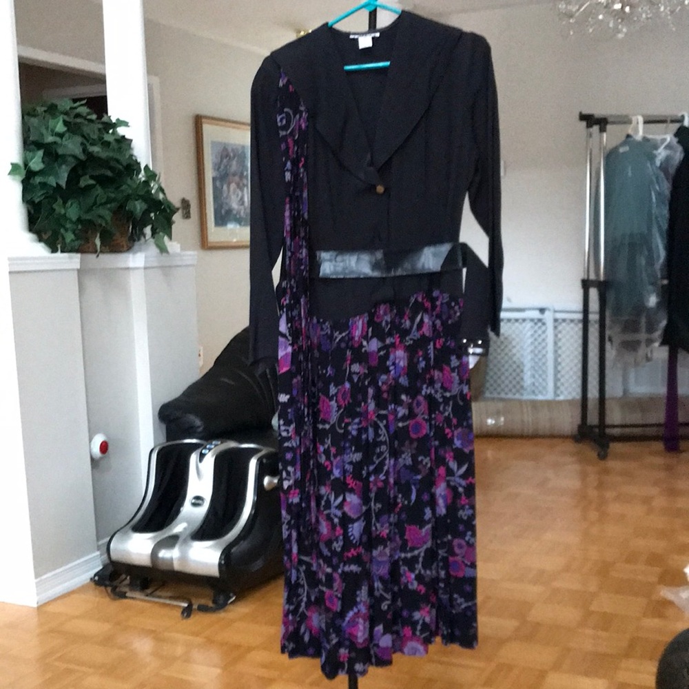 WOMANS DRESS SIZE US SMALL.